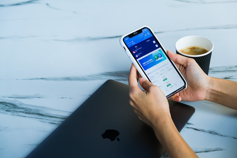 Celular mostrando um aplicativo financeiro com gráficos